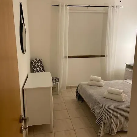 1 Bedroom Garden Flat, Sleeps 4 *