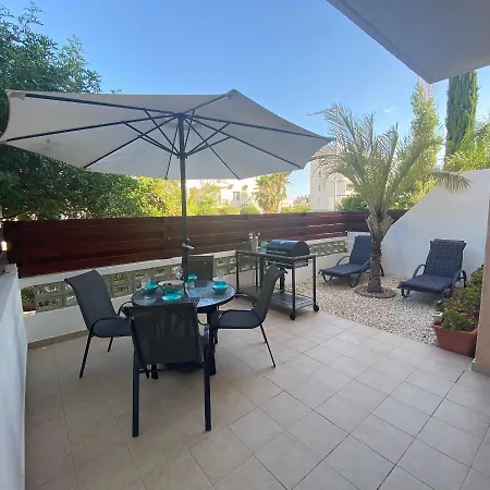 1 Bedroom Garden Flat, Sleeps 4 *