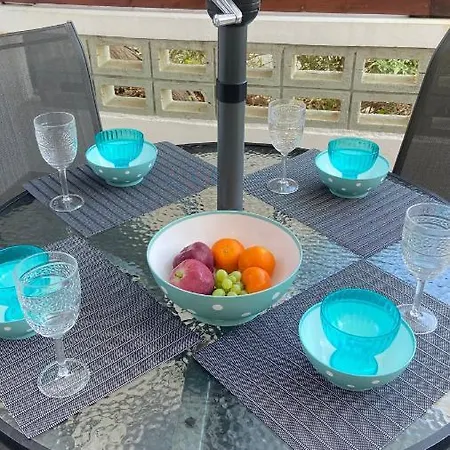 Apartment 1 Bedroom Garden Flat, Sleeps 4