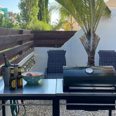 1 Bedroom Garden Flat, Sleeps 4 Apartment