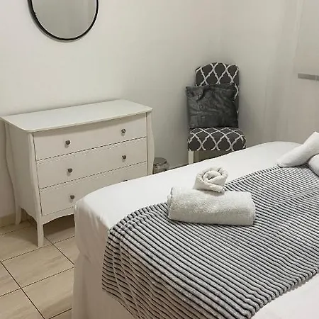 1 Bedroom Garden Flat, Sleeps 4 *