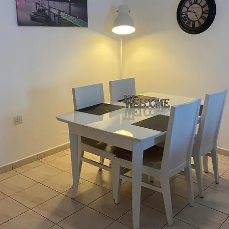 1 Bedroom Garden Flat, Sleeps 4 Apartment
