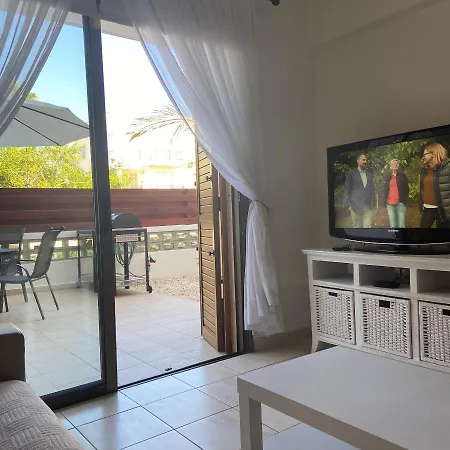 1 Bedroom Garden Flat, Sleeps 4 Apartment